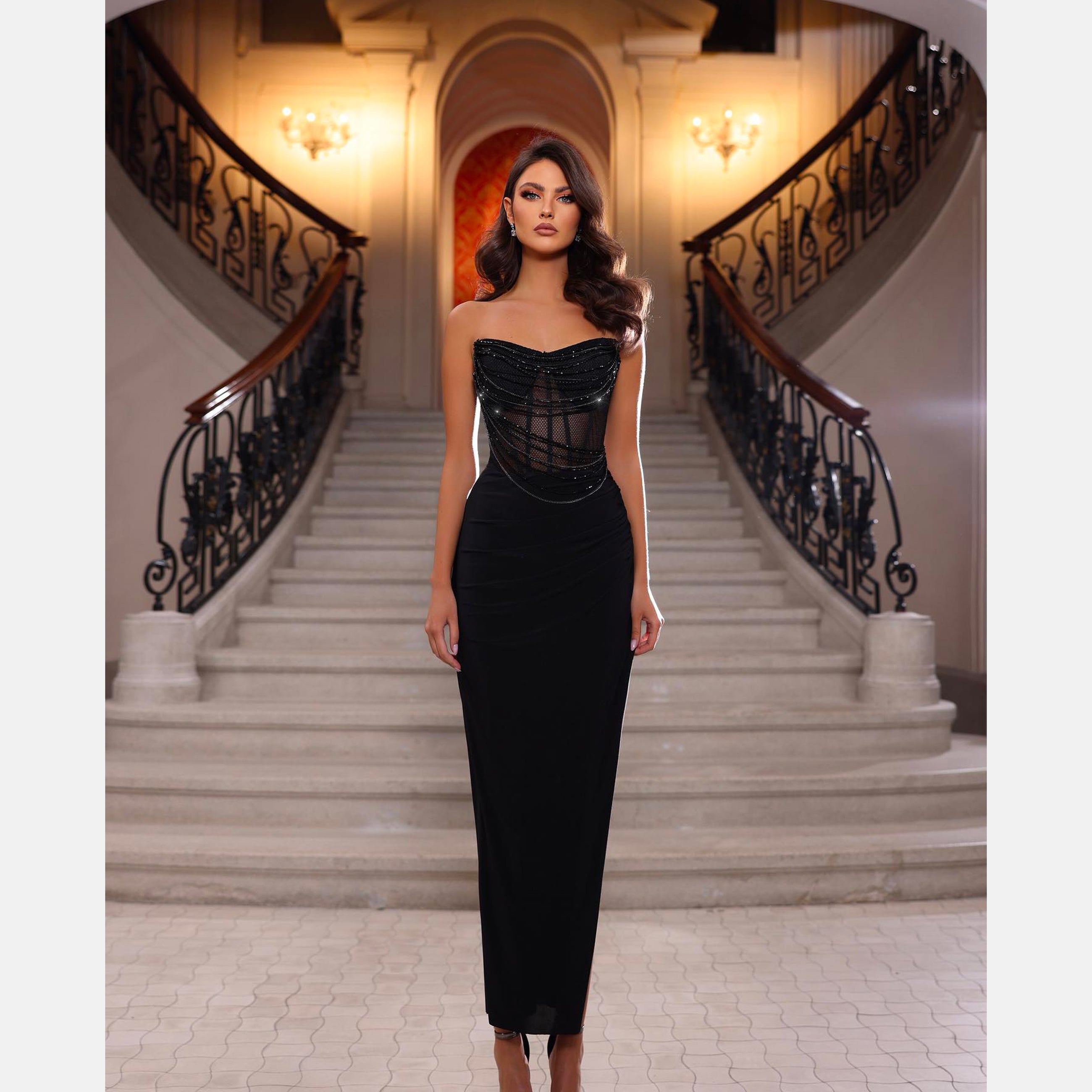 Abito lungo con bustier ricamato in paillettes in velluto di colore nero