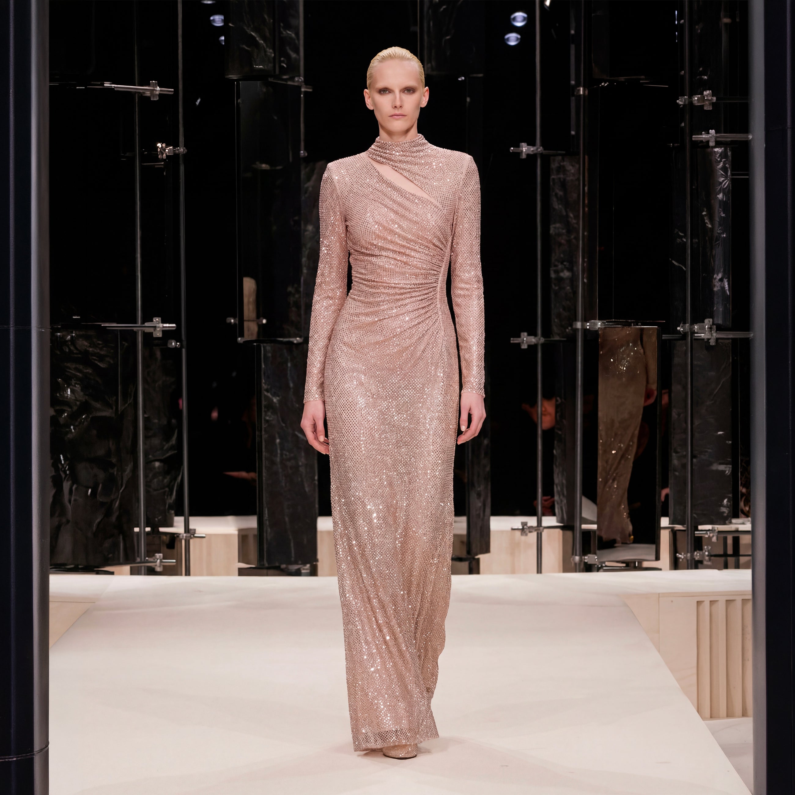 Abito lungo con cut-out in jersey di cristalli champagne