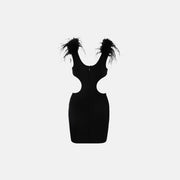 Mini abito fasciante con cut-out e dettagli in piume di colore nero